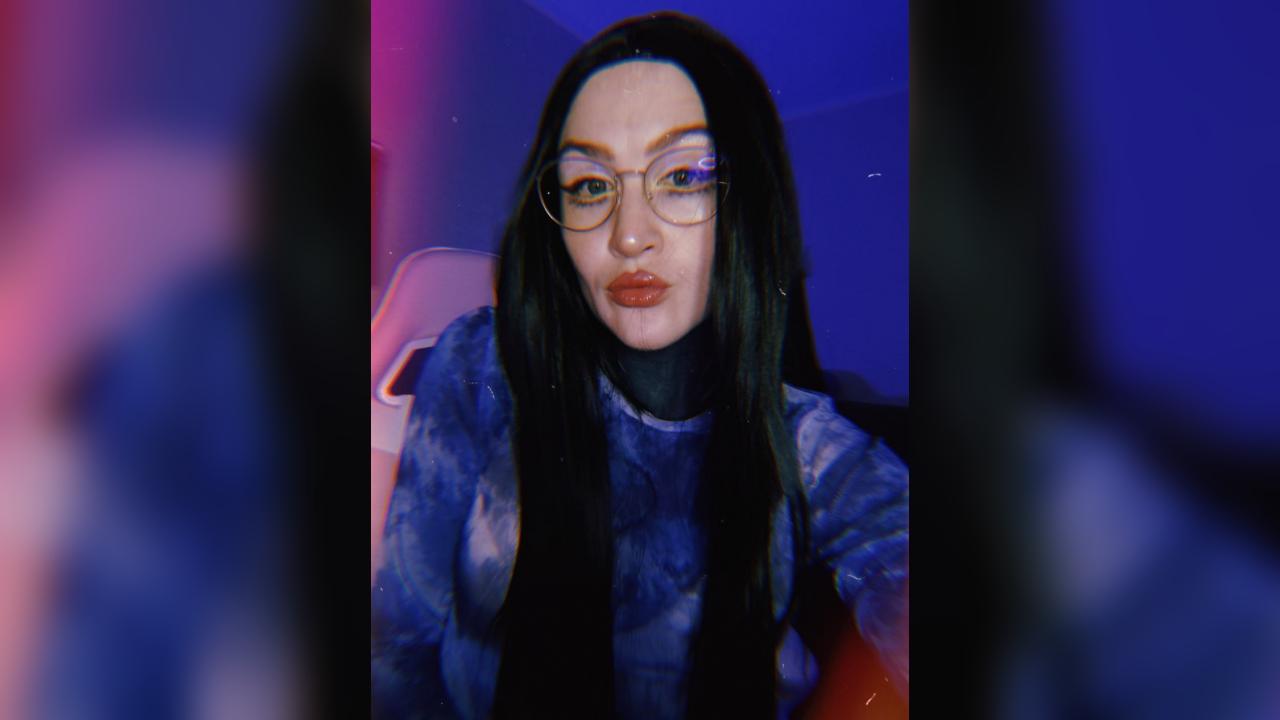 Webcam chat profile for MilkaMiuMiu: Smoking