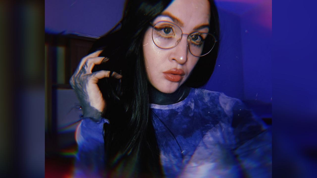 Webcam chat profile for MilkaMiuMiu: Smoking