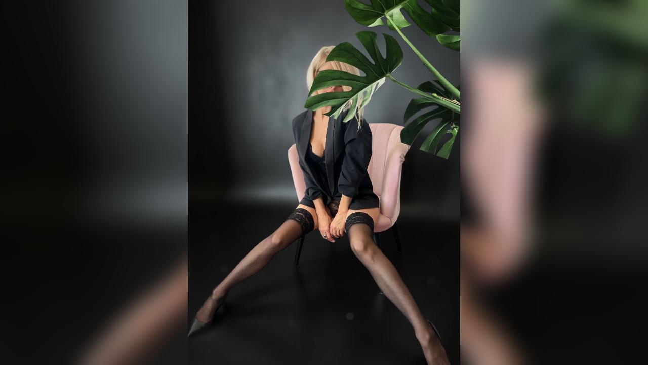 Webcam chat profile for syennavale: Legs, feet & shoes