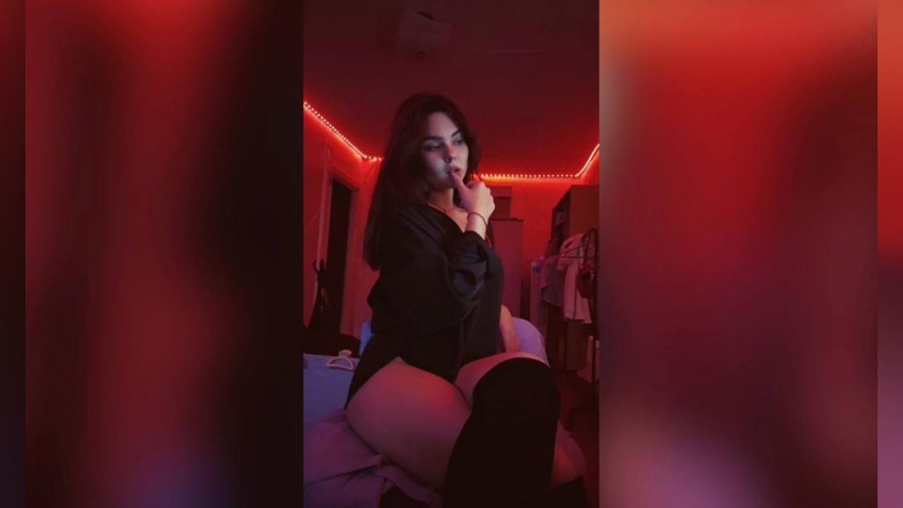 Webcam chat profile for HotQueen: Nipple play