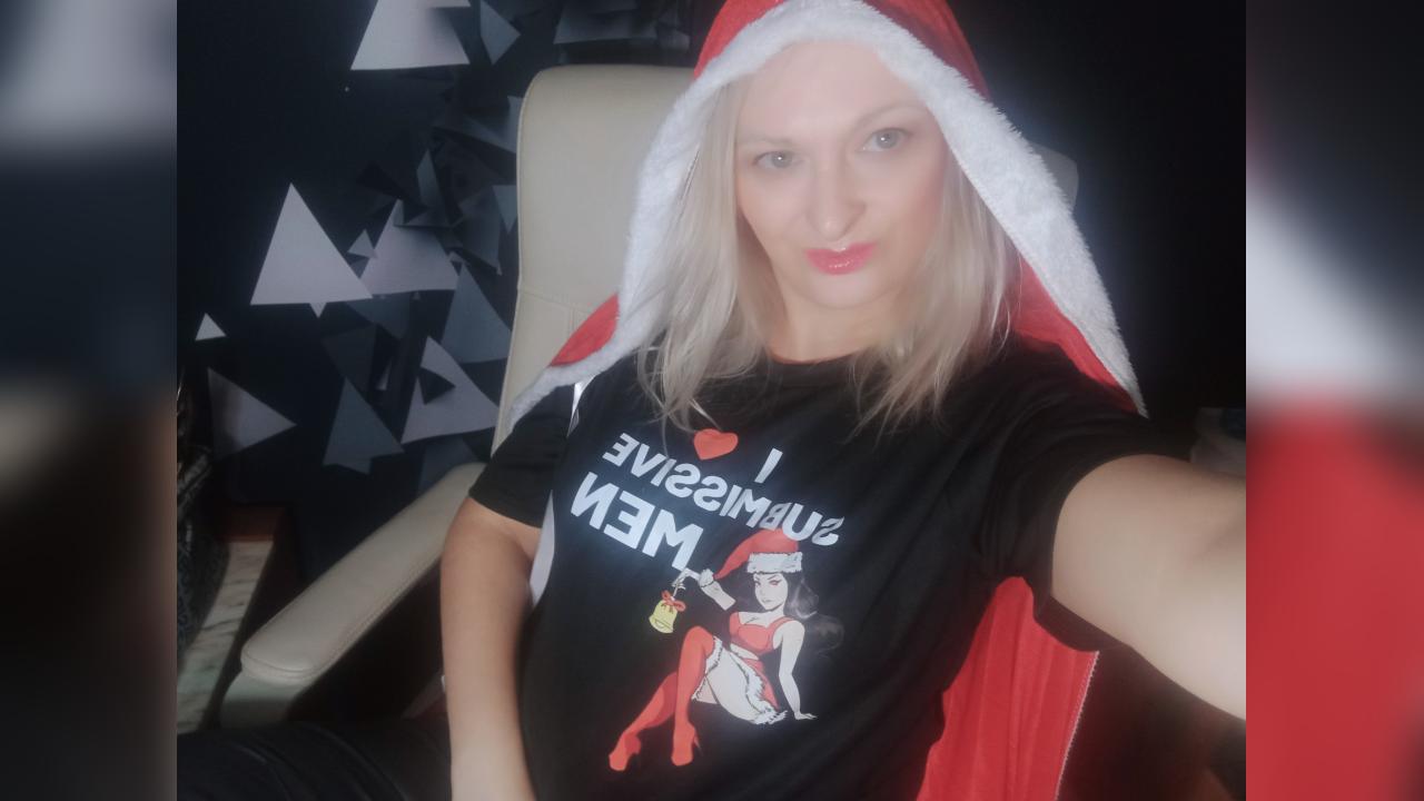 Webcam chat profile for MonicaMiss: Kissing