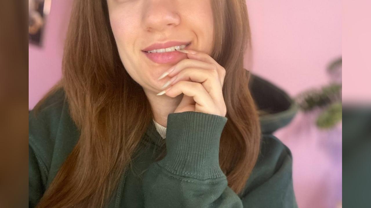 Webcam chat profile for MissSunnyXO: Legs, feet & shoes