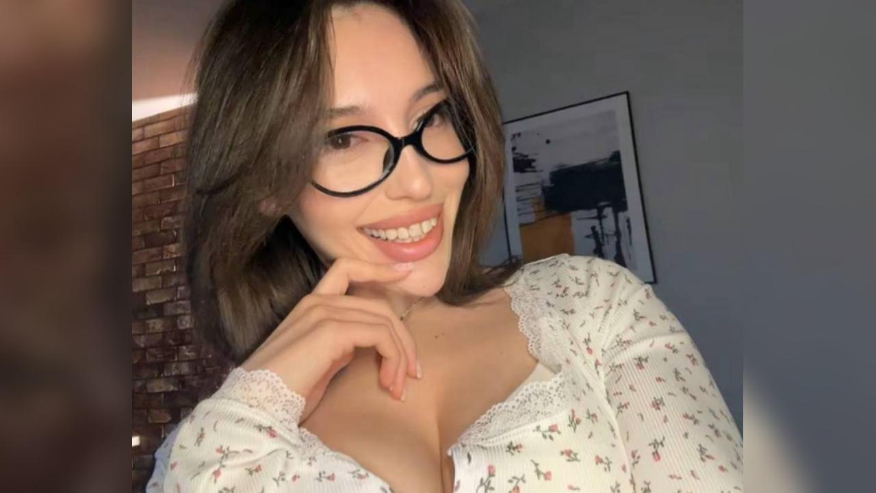 Webcam chat profile for KitKattX: Legs, feet & shoes