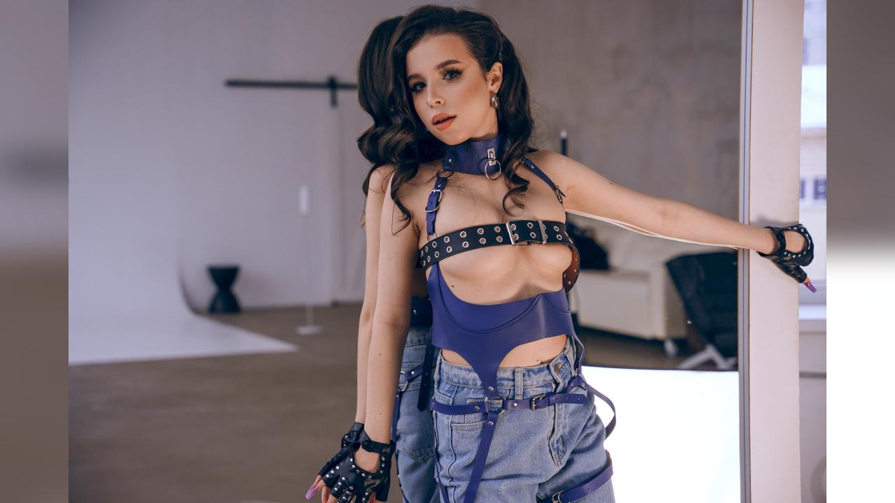 Webcam chat profile for LanaPierce: Legs, feet & shoes