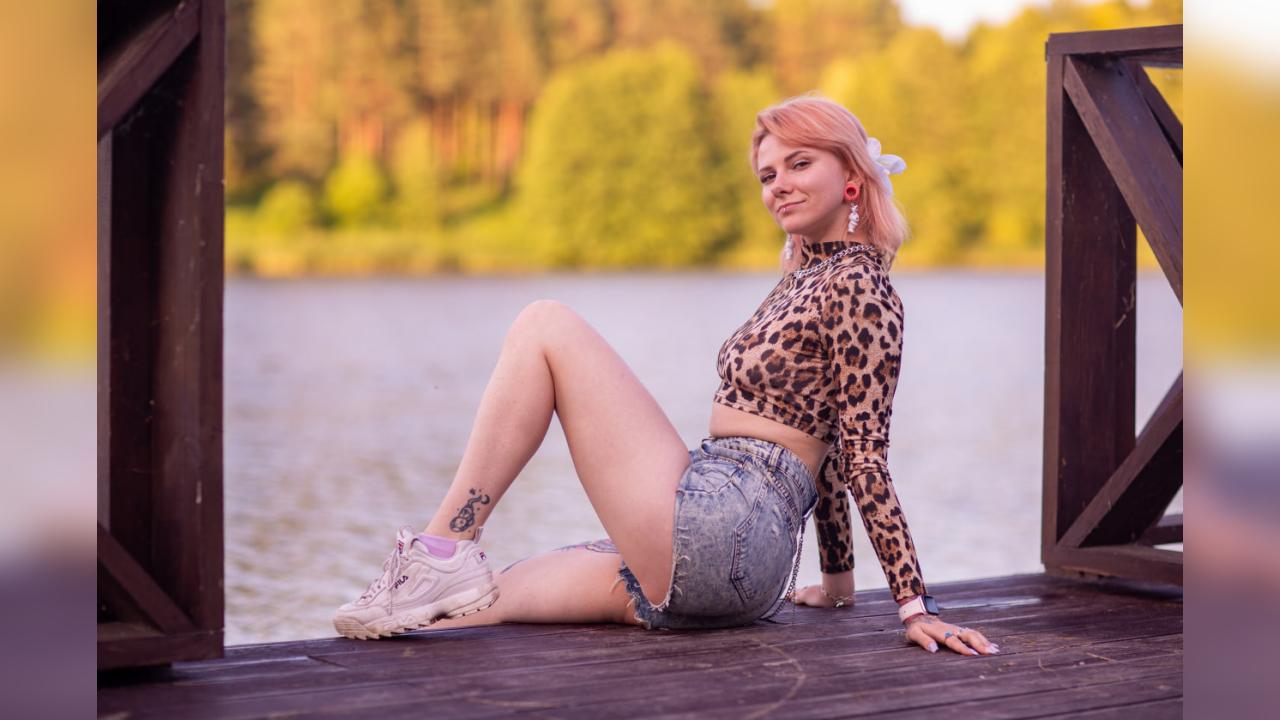 Webcam chat profile for FoxyPeach: Latex & rubber