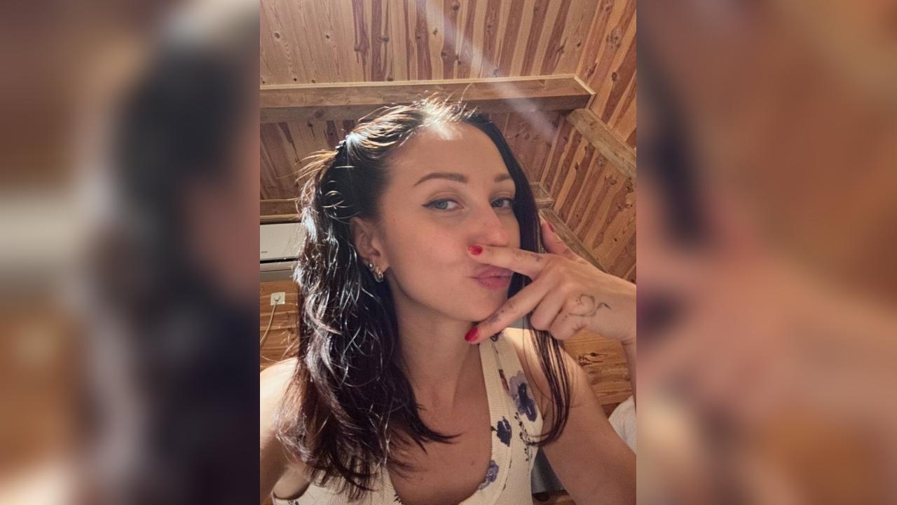 Webcam chat profile for Clarisse: Travel