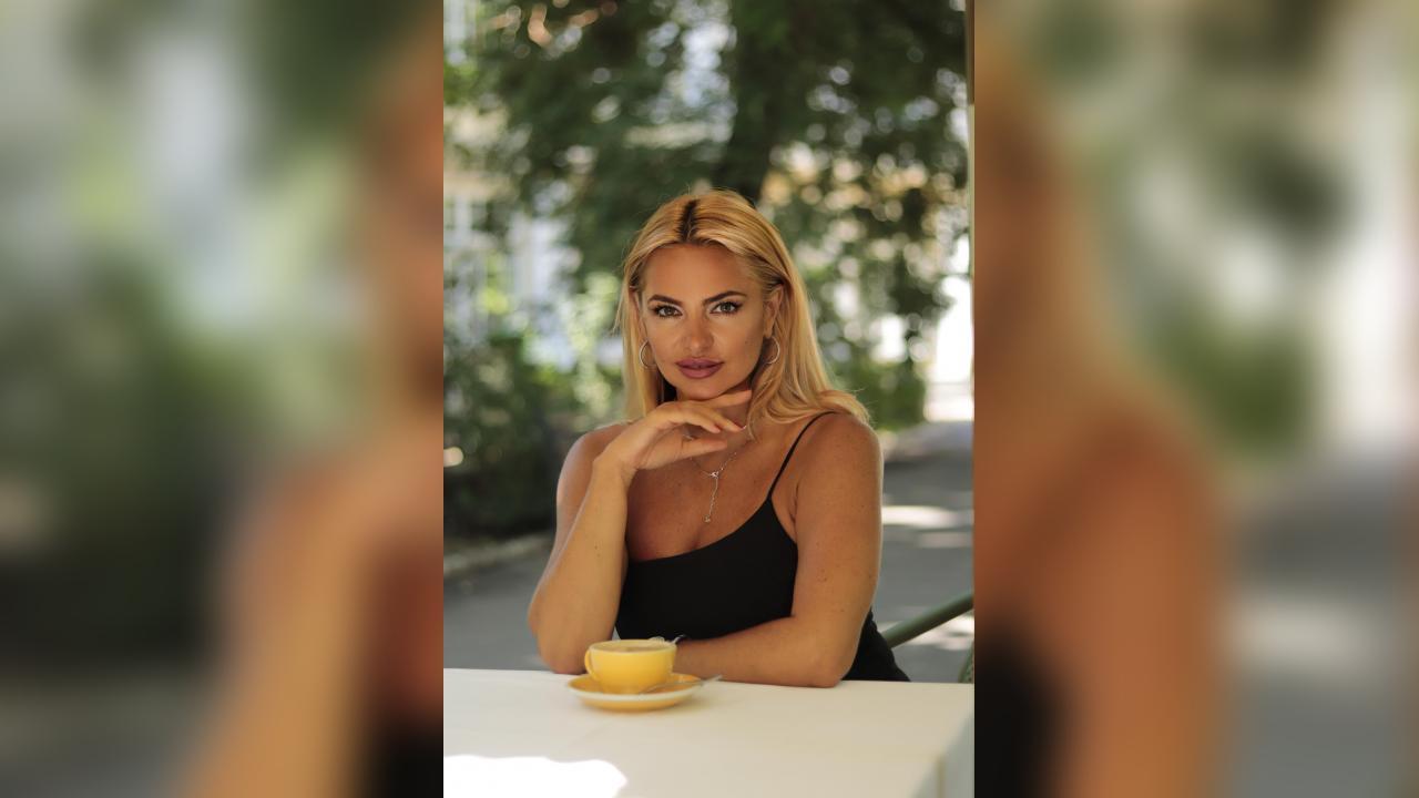 Webcam chat profile for PureLove: Nails