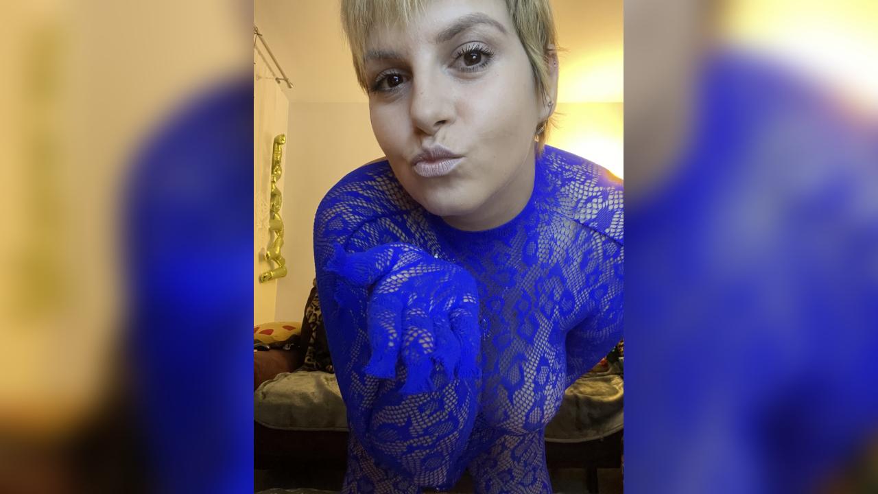 Webcam chat profile for iammmmiky: Legs, feet & shoes