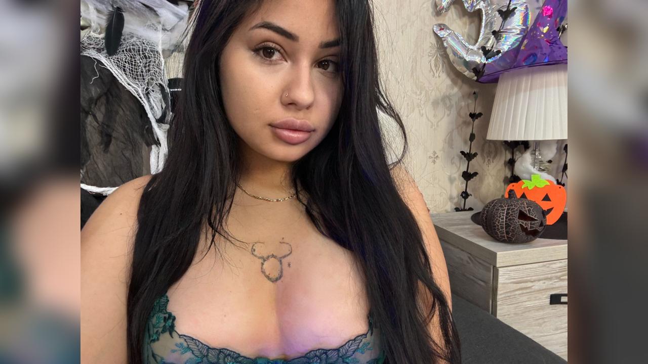 Webcam chat profile for AnaysDivine: Legs, feet & shoes