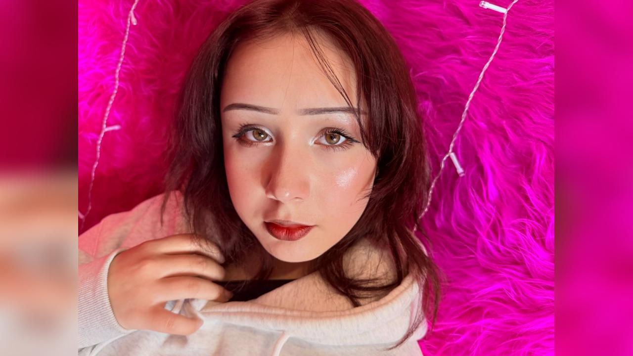 Webcam chat profile for AlexaFlexa: Legs, feet & shoes