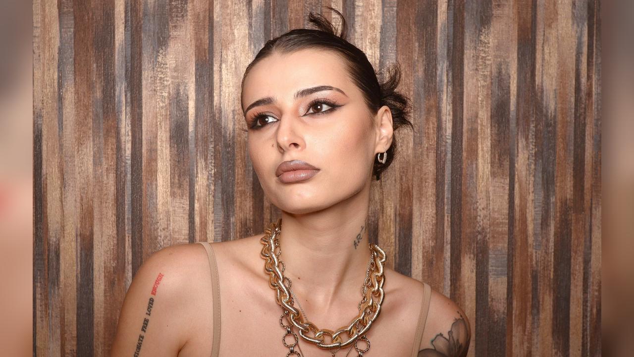 Webcam chat profile for VenusinNylons: Legs, feet & shoes