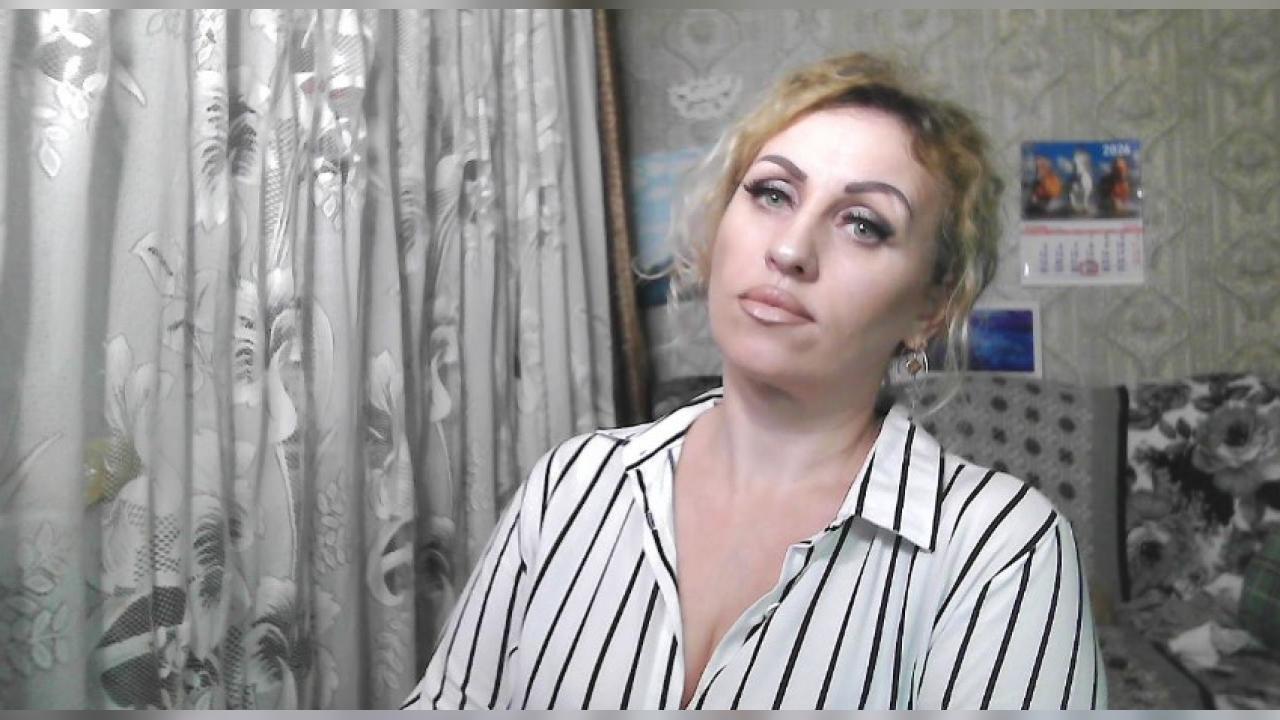 Webcam chat profile for SweetRoxi: Humor