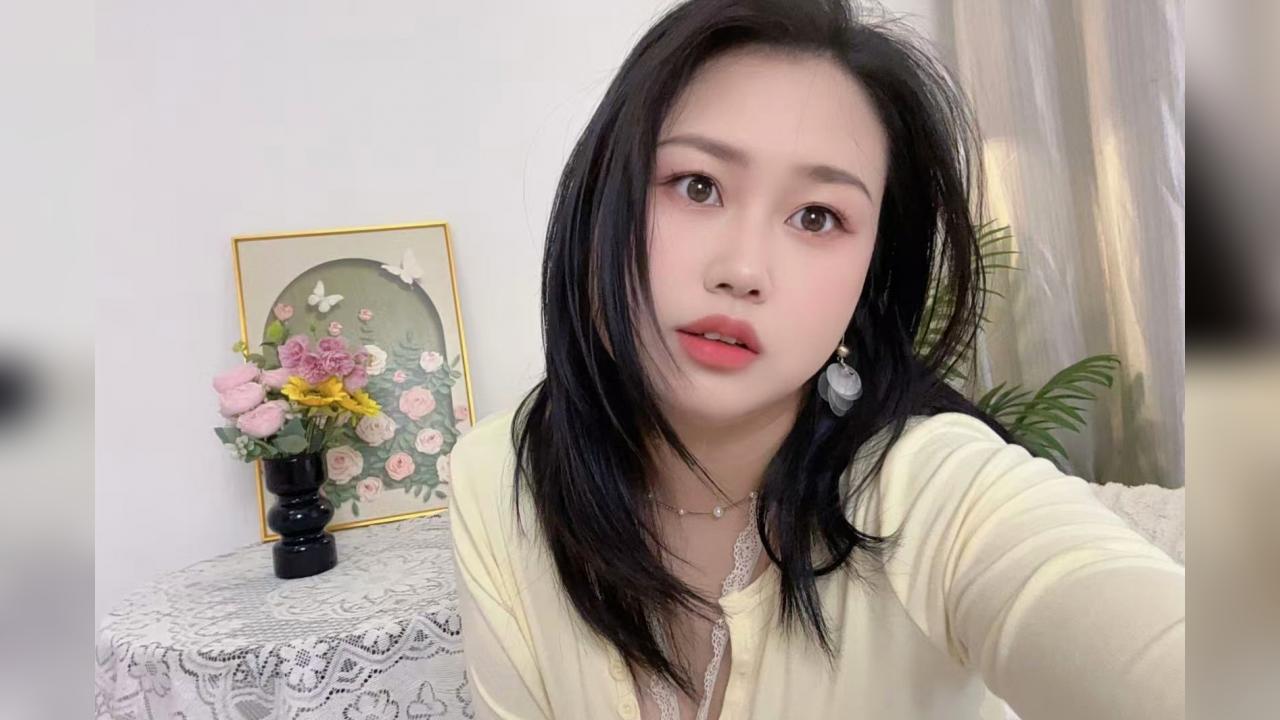 Webcam chat profile for Lrenelvy: Legs, feet & shoes