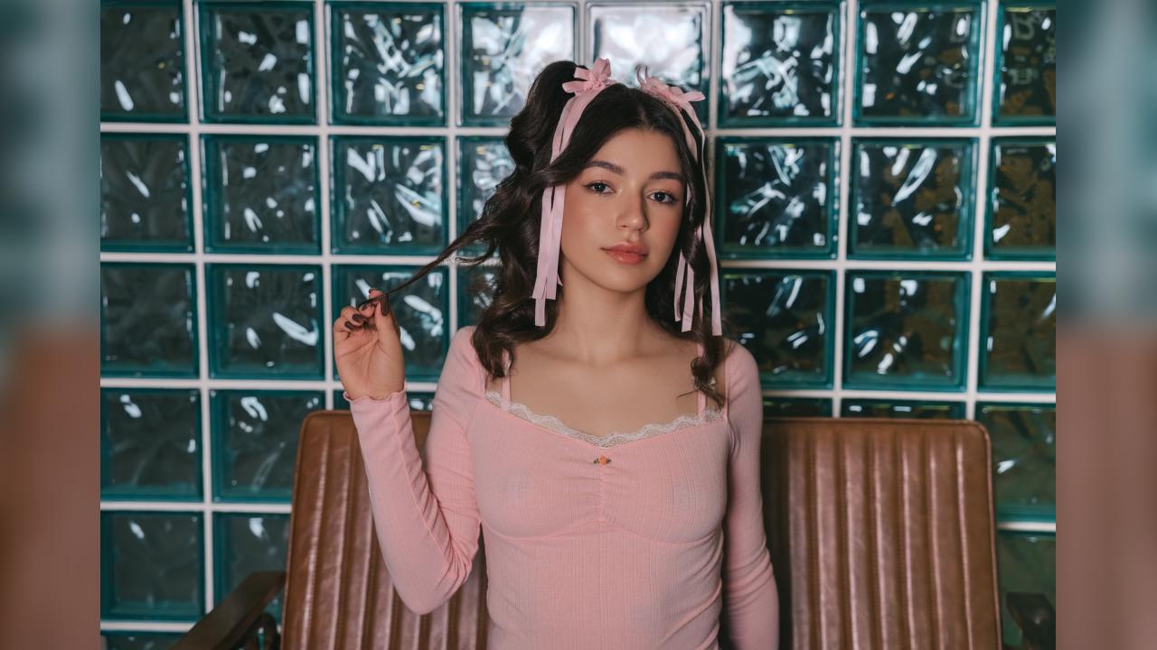 Webcam chat profile for EmmieWren: Legs, feet & shoes