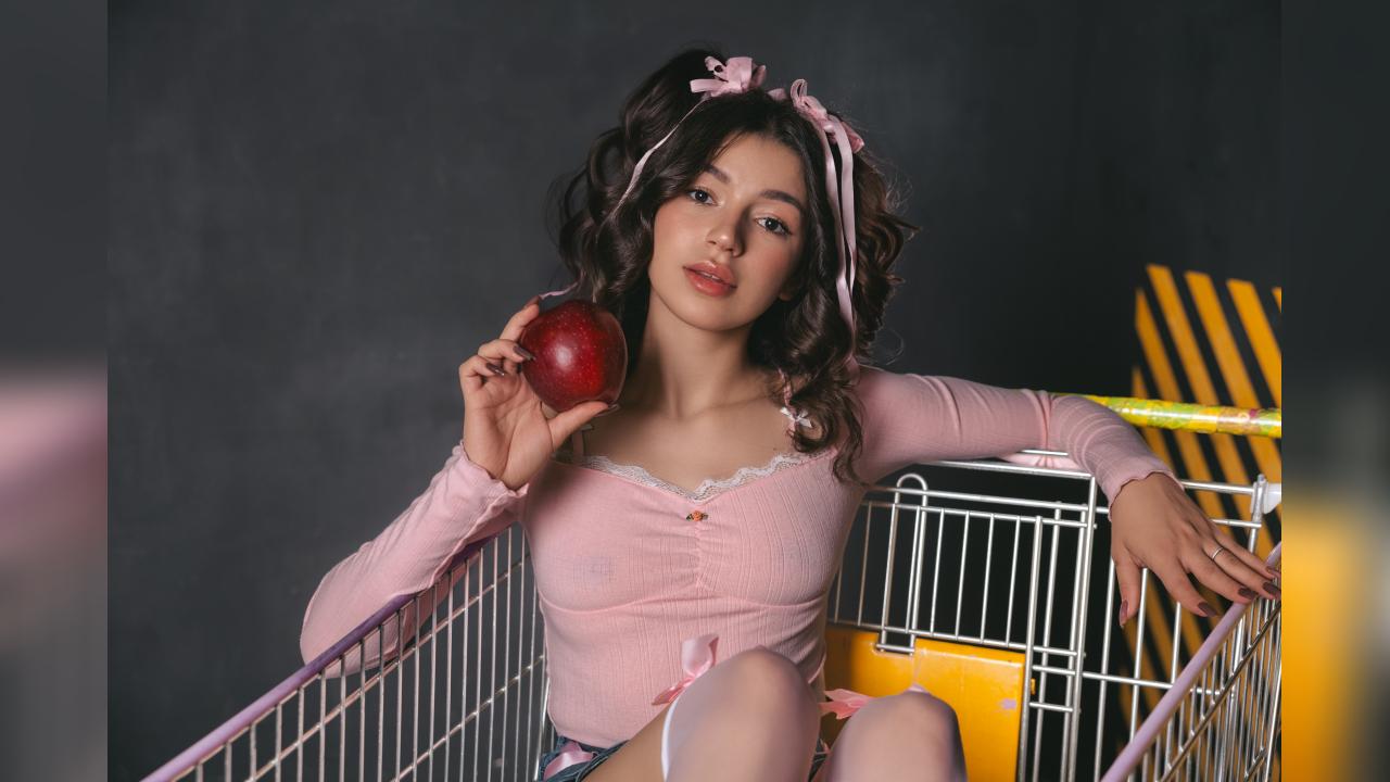 Webcam chat profile for EmmieWren: Legs, feet & shoes