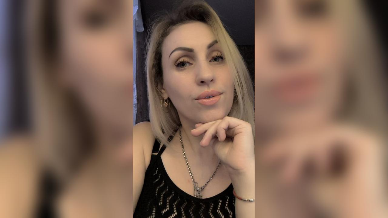 Webcam chat profile for SweetRoxi: Humor