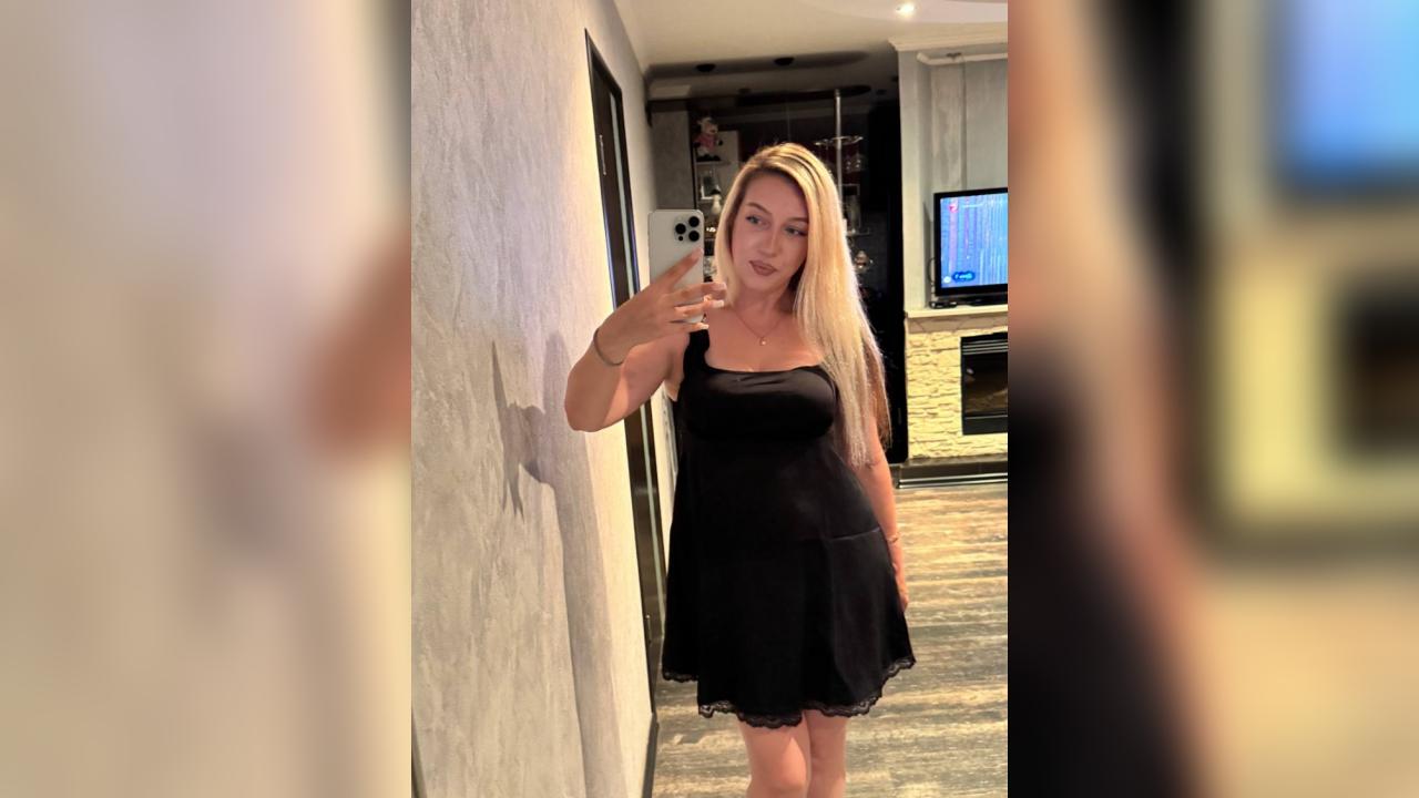 Webcam chat profile for Rowena: Ask about my Hobbies