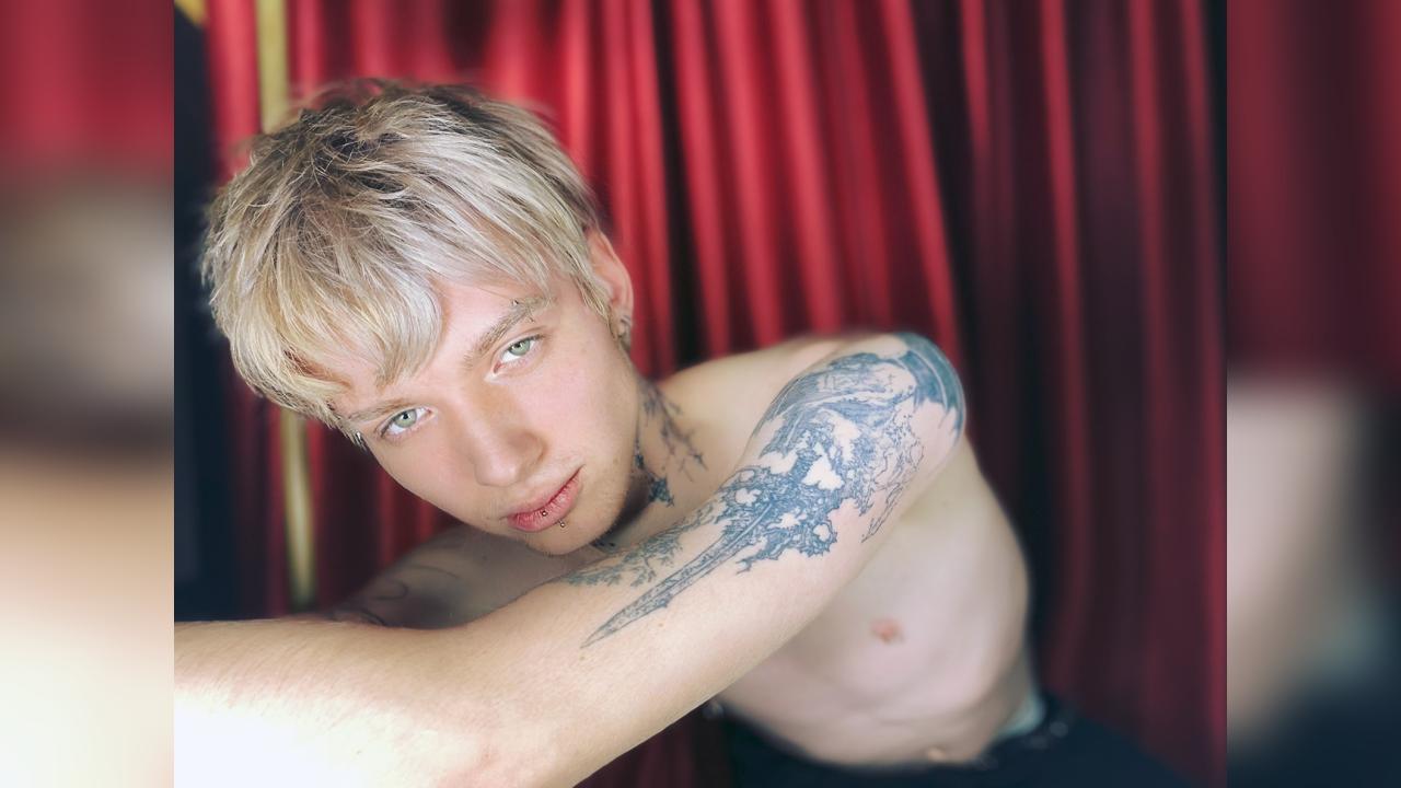 Webcam chat profile for TravisClass: Kissing