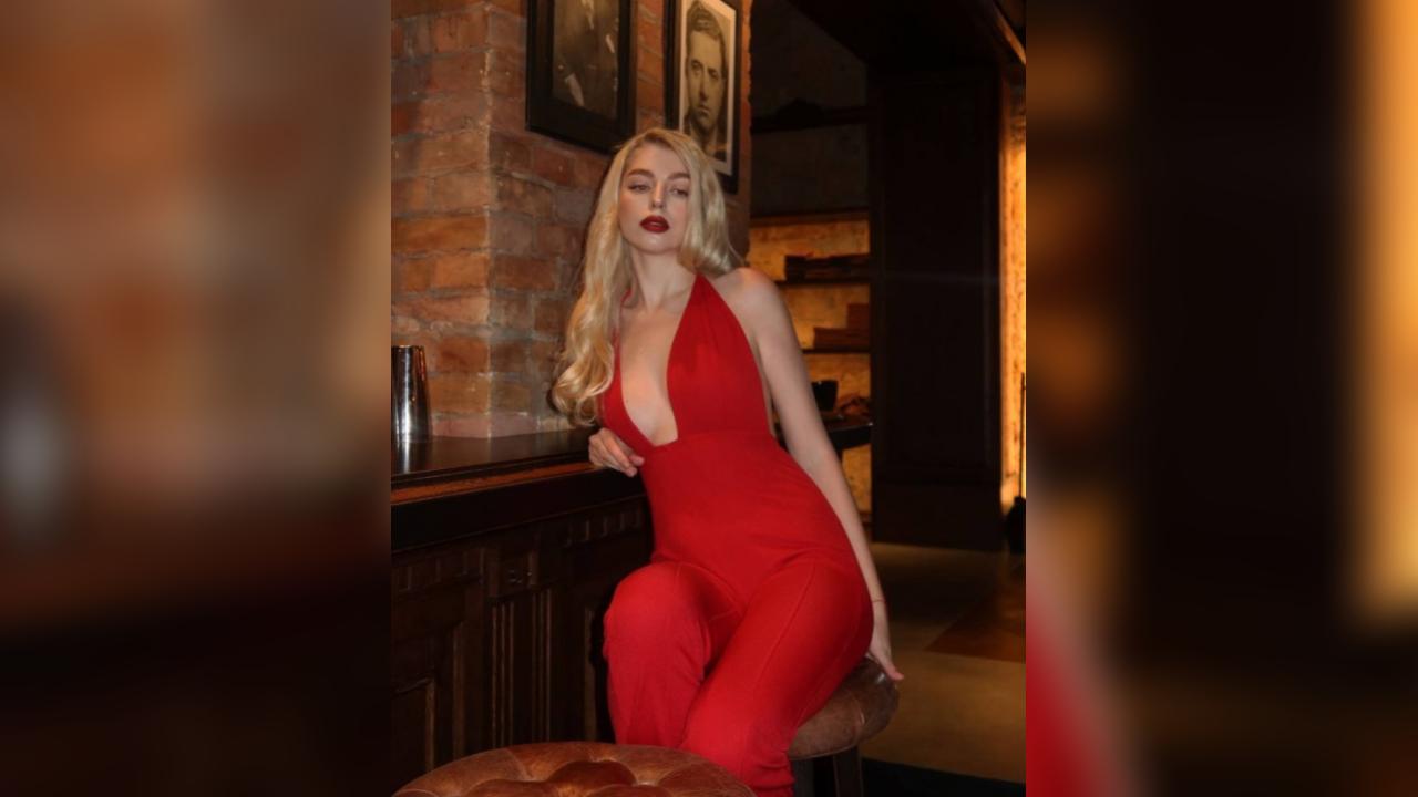 Webcam chat profile for AmeliaFit: Legs, feet & shoes