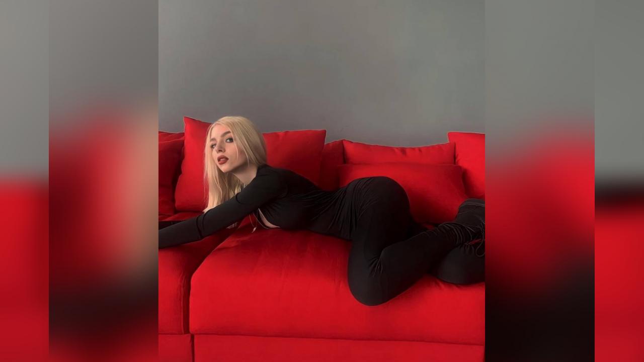 Webcam chat profile for AmeliaFit: Legs, feet & shoes