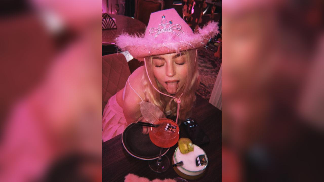 Webcam chat profile for AmeliaFit: Legs, feet & shoes