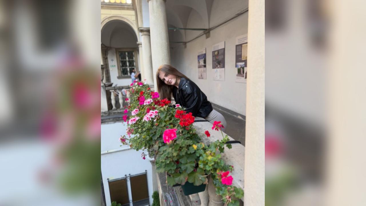 Webcam chat profile for MiraSweetie: Travel