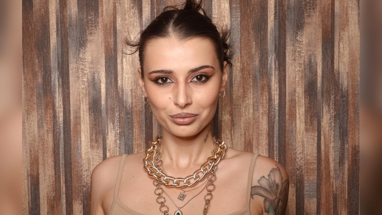 Webcam chat profile for VenusinNylons: Legs, feet & shoes