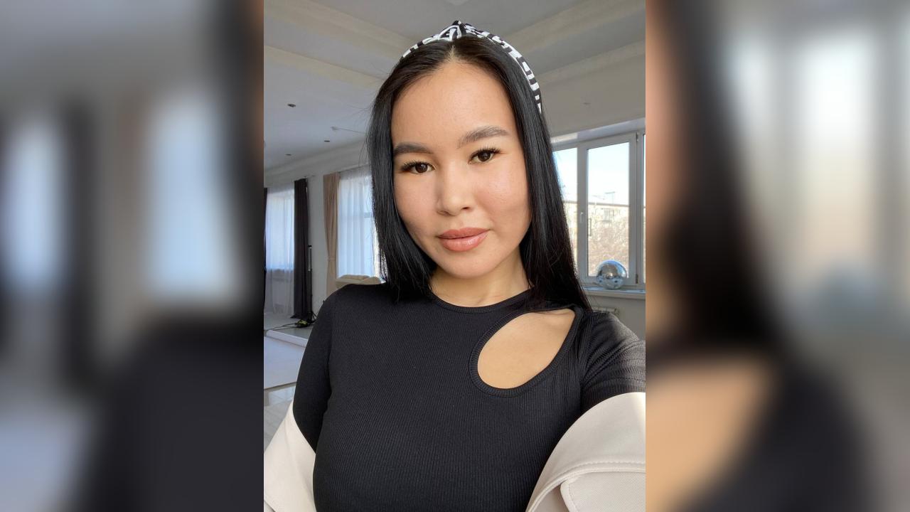 Webcam chat profile for MarianneX: Legs, feet & shoes