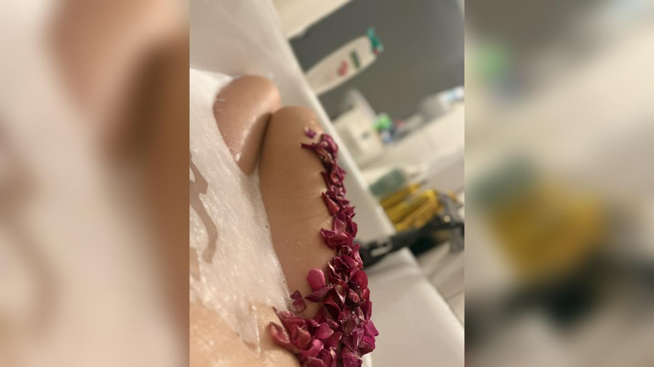 Webcam chat profile for SweetBantik: Nails