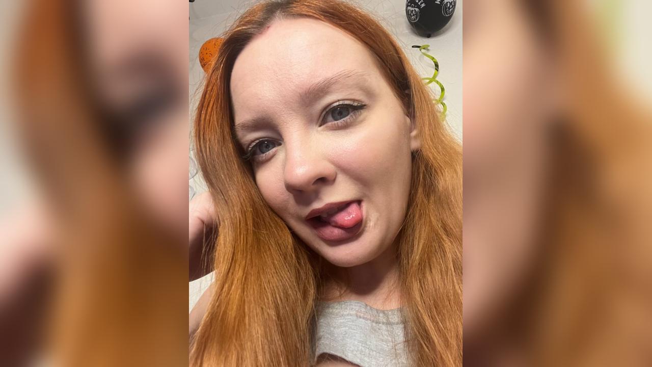 Webcam chat profile for SunShune: Legs, feet & shoes