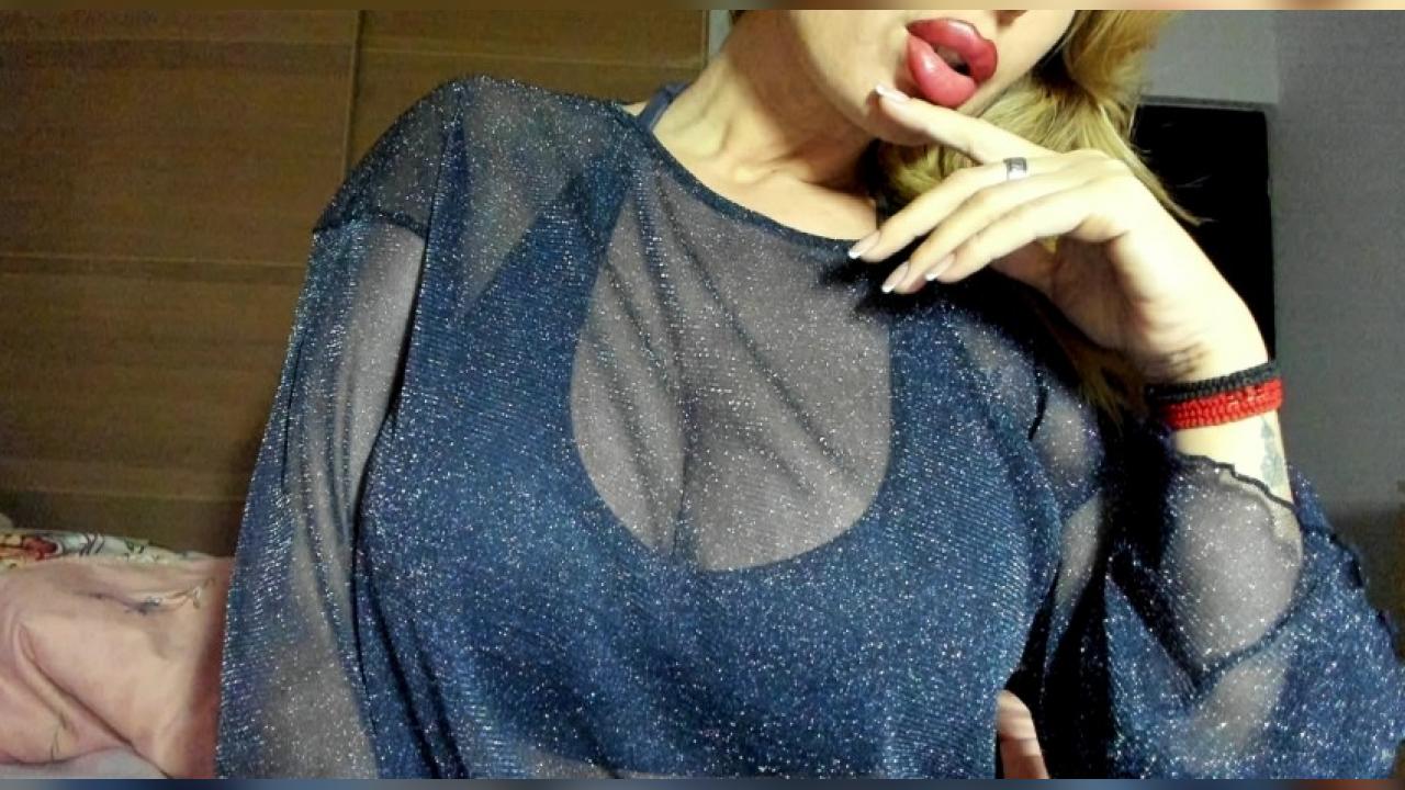 Webcam chat profile for MeMarrisson: Kissing