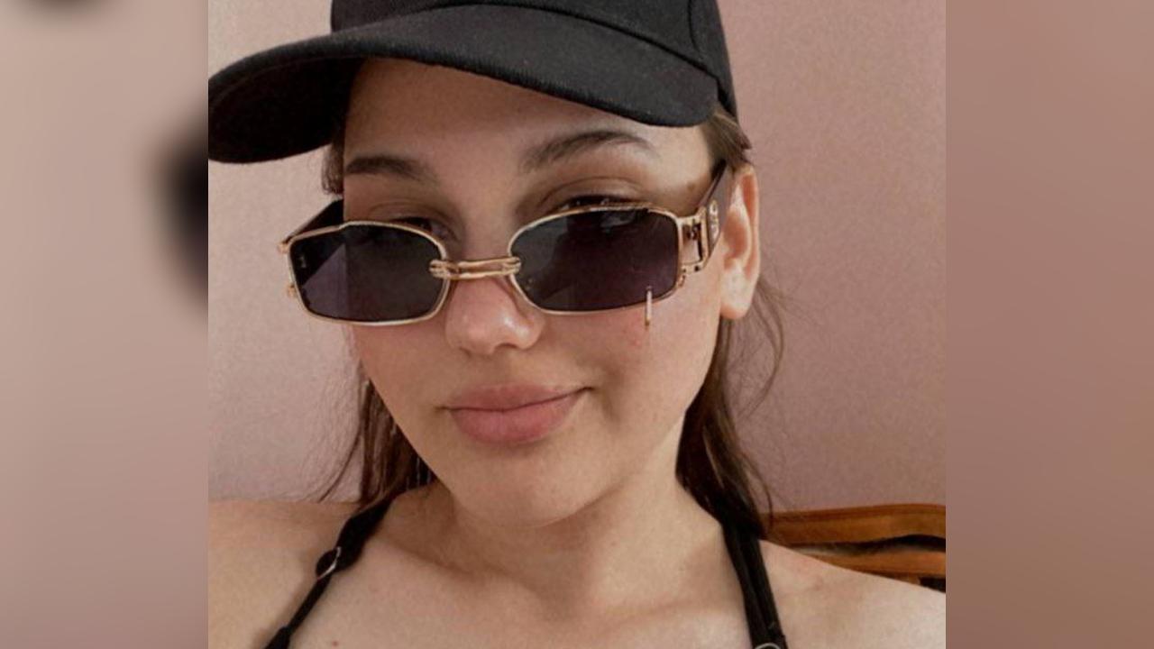 Webcam chat profile for LoraLove: Legs, feet & shoes