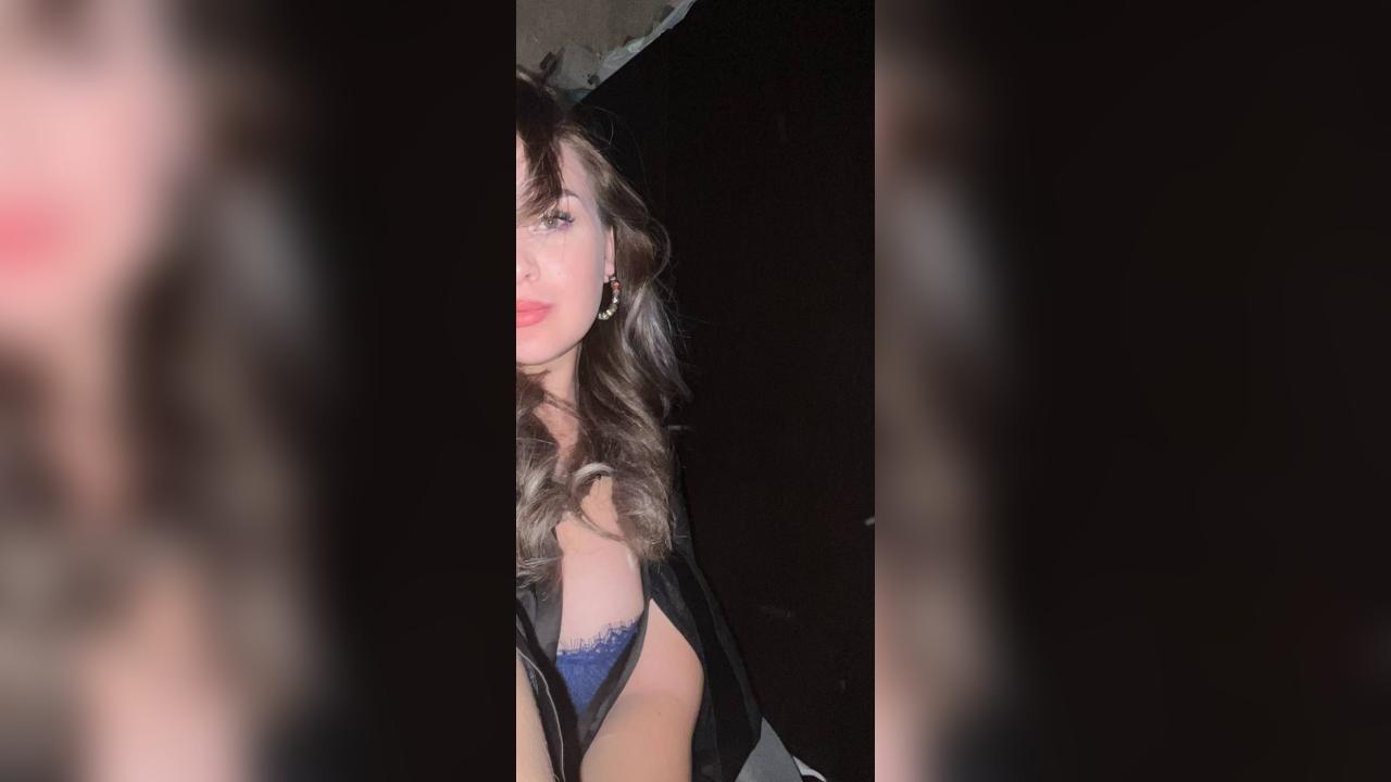 Webcam chat profile for Oliviya: Legs, feet & shoes