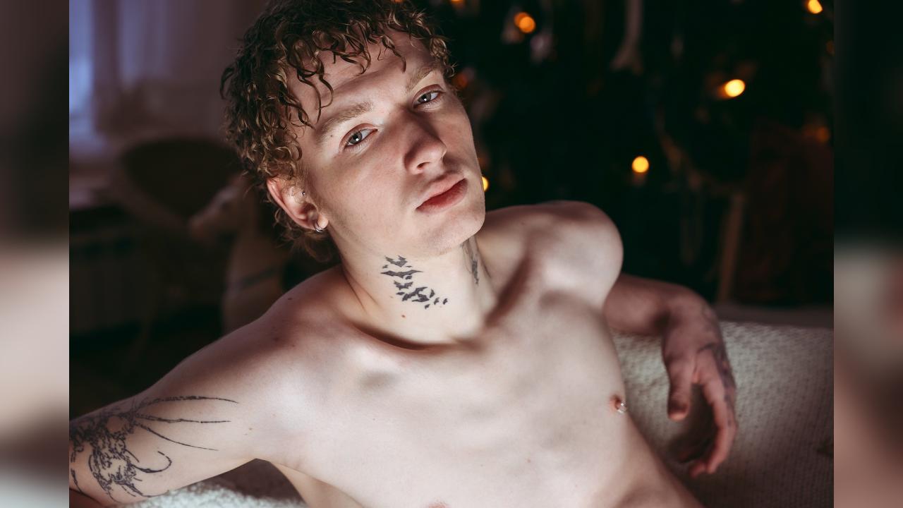 Webcam chat profile for TravisClass: Kissing