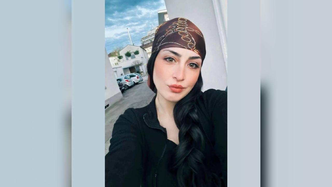 Webcam chat profile for Ellisol: Legs, feet & shoes