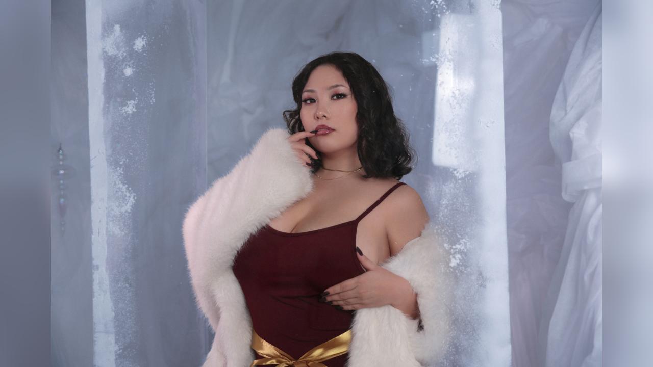 Webcam chat profile for SuaKimoto: Legs, feet & shoes