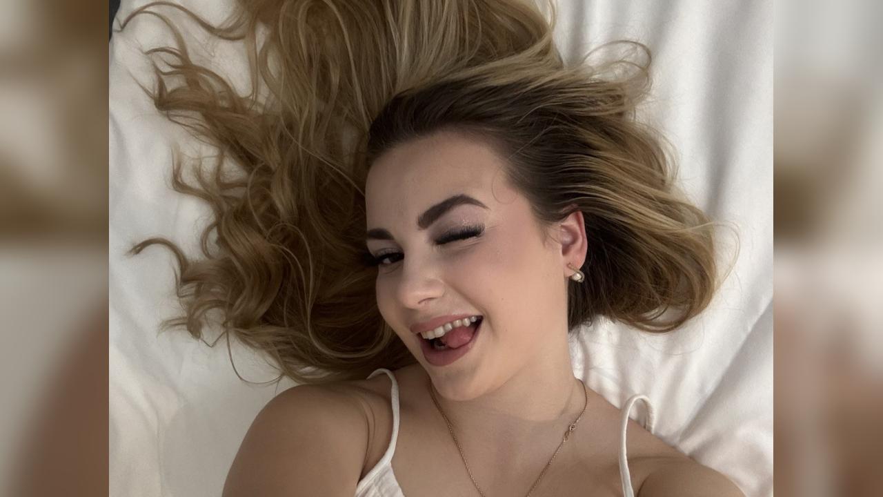 Webcam chat profile for MissTemptation1: Exhibition