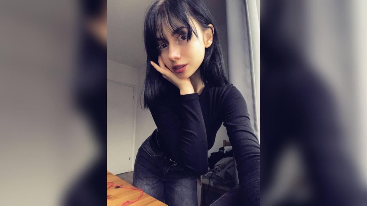 Webcam chat profile for SweeetLolly: Kissing