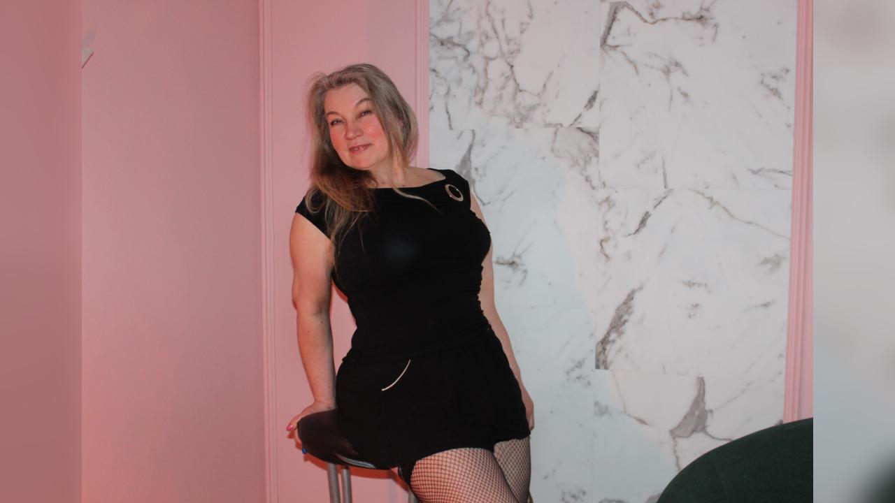 Webcam chat profile for NataliMellow: Kissing