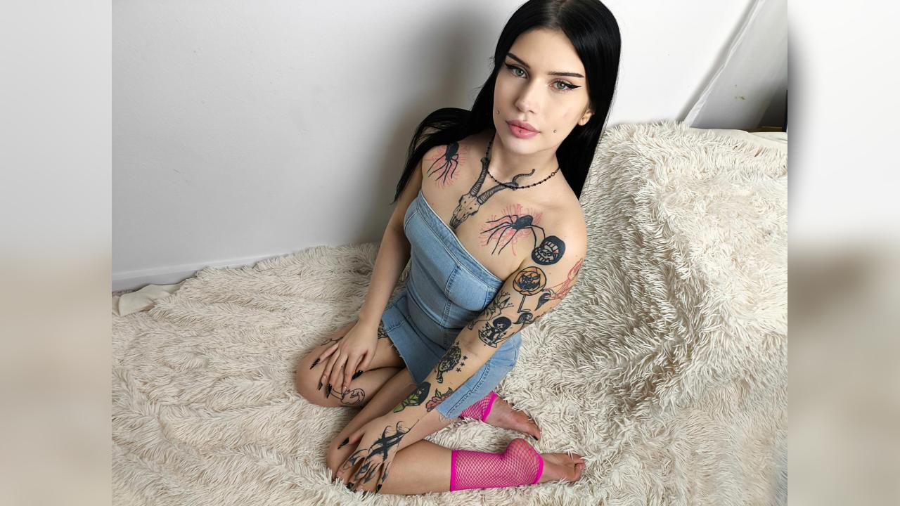 Webcam chat profile for VenomDoll: Bondage & discipline