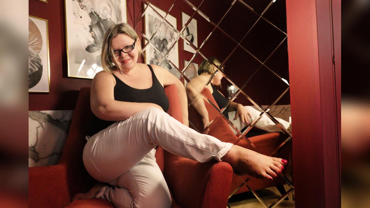 Webcam chat profile for ShannonShine: Kissing