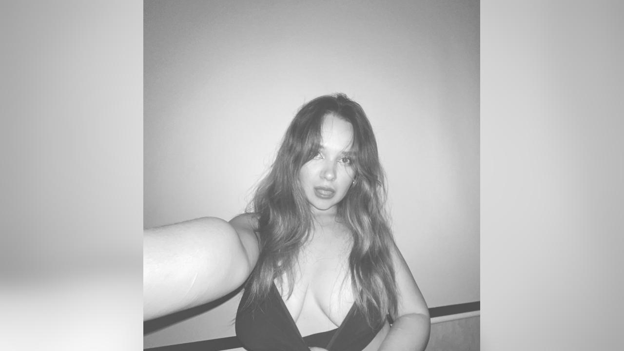 Webcam chat profile for Oliviya: Legs, feet & shoes