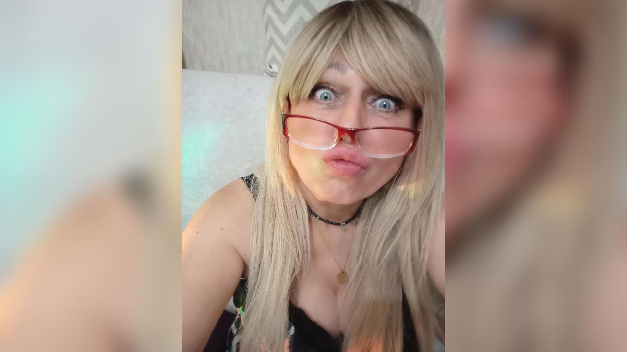 Webcam chat profile for SusieNoreen: Nails