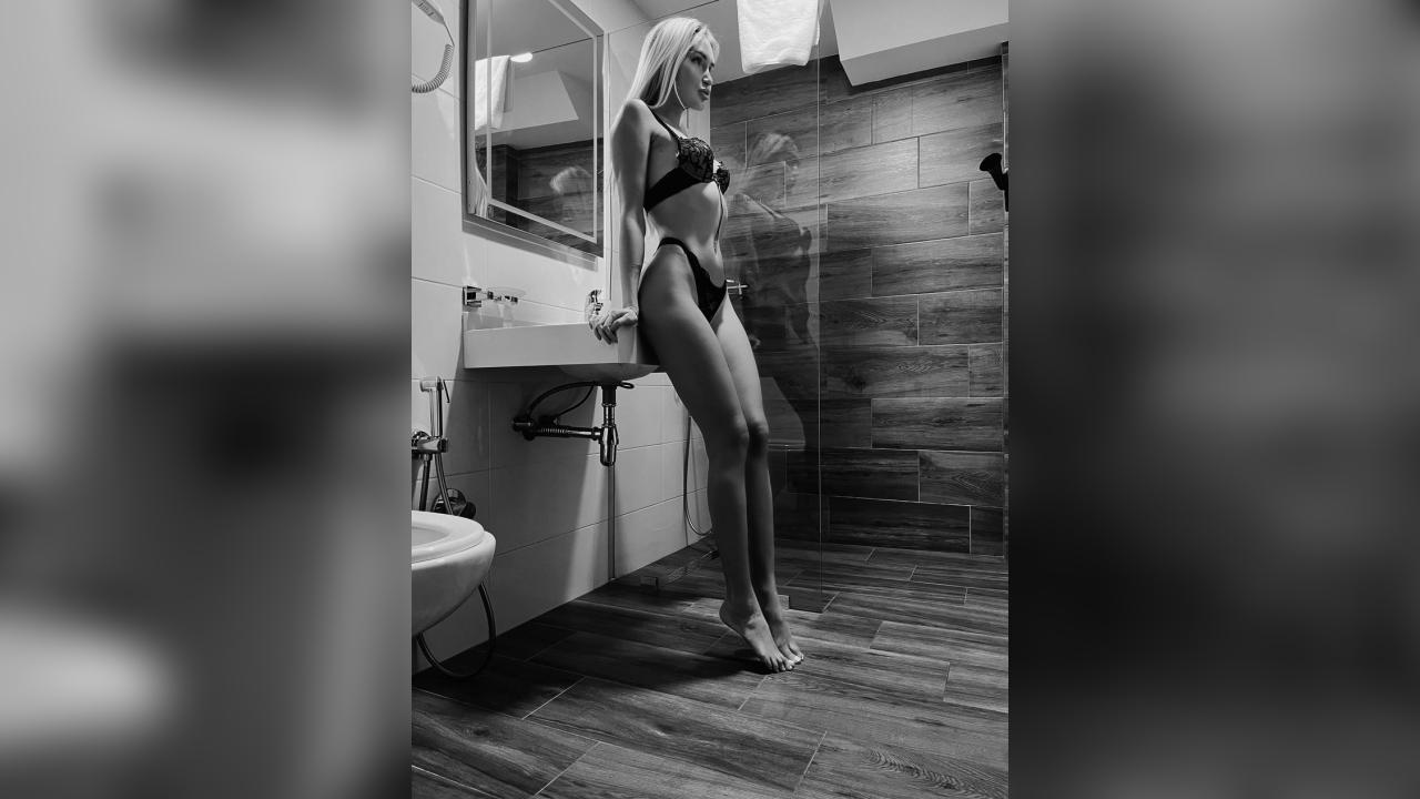 Webcam chat profile for Elinkawithlove: Strip-tease