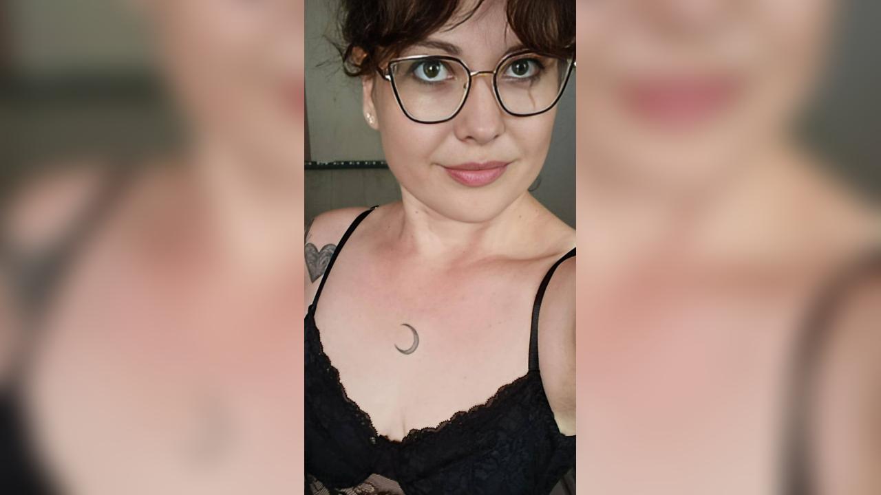 Webcam chat profile for KiraRays: Nails