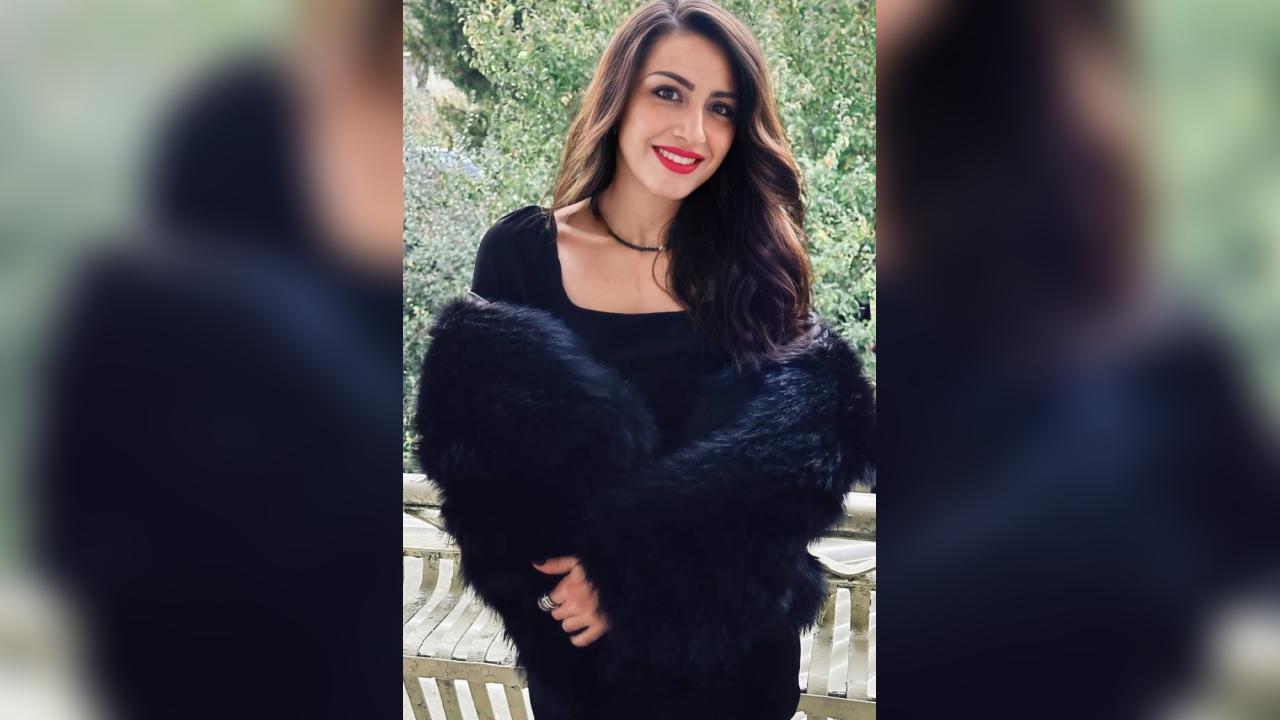 Webcam chat profile for Ellisol: Legs, feet & shoes