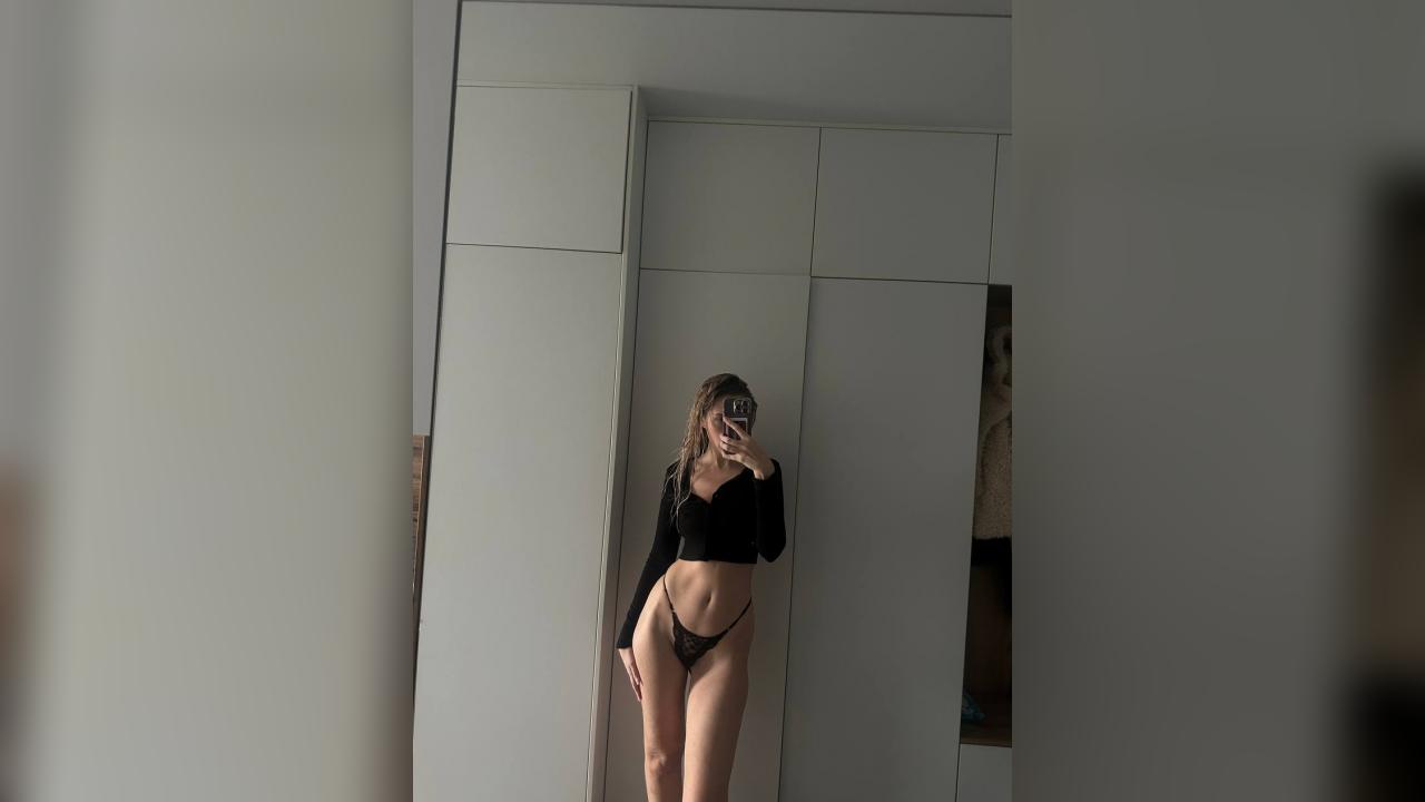 Webcam chat profile for SoulMoon: Legs, feet & shoes