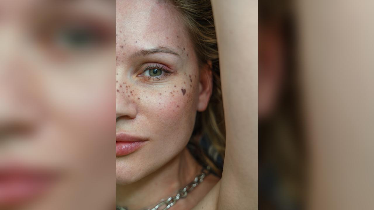 Webcam chat profile for HotRamona: Legs, feet & shoes