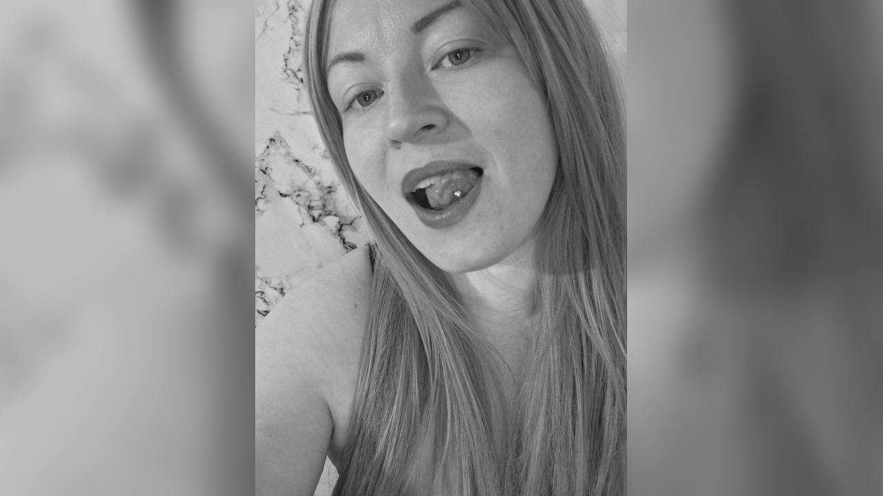 Webcam chat profile for sweetcandymmm: Piercings & tattoos