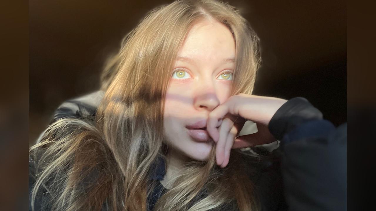 Webcam chat profile for Addelyn: Art